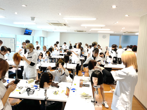 アイロン・コテを使ったリアルなスタイリングも練習!